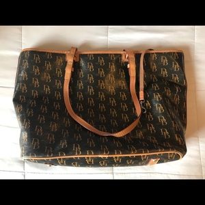 Dooney & Bourke 1975 DB  Leisure zipper tote
